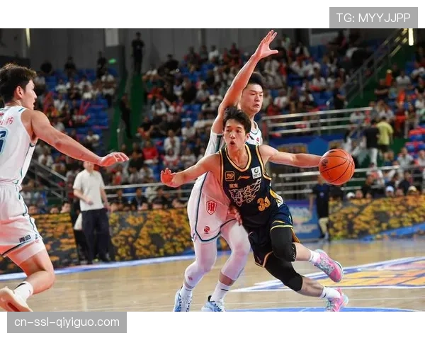 【2026年4月CBA联赛肋部渗透与纵深突破分析·赛前·报道青岛国信每日训练镜头：杨瀚森与后卫重点演练高位手递手配合